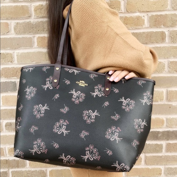 Coach Handbags - 👜💕NWT Coach Reversible Tote  Floral